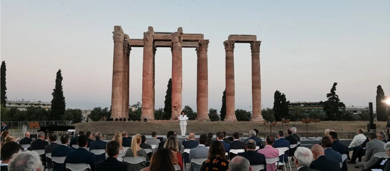 Στύλοι του Ολυμπίου Διός: Στην εκδήλωση για την ελληνική προεδρία του Συμβουλίου της Ευρώπης το ζεύγος Μητσοτάκη (φωτο)